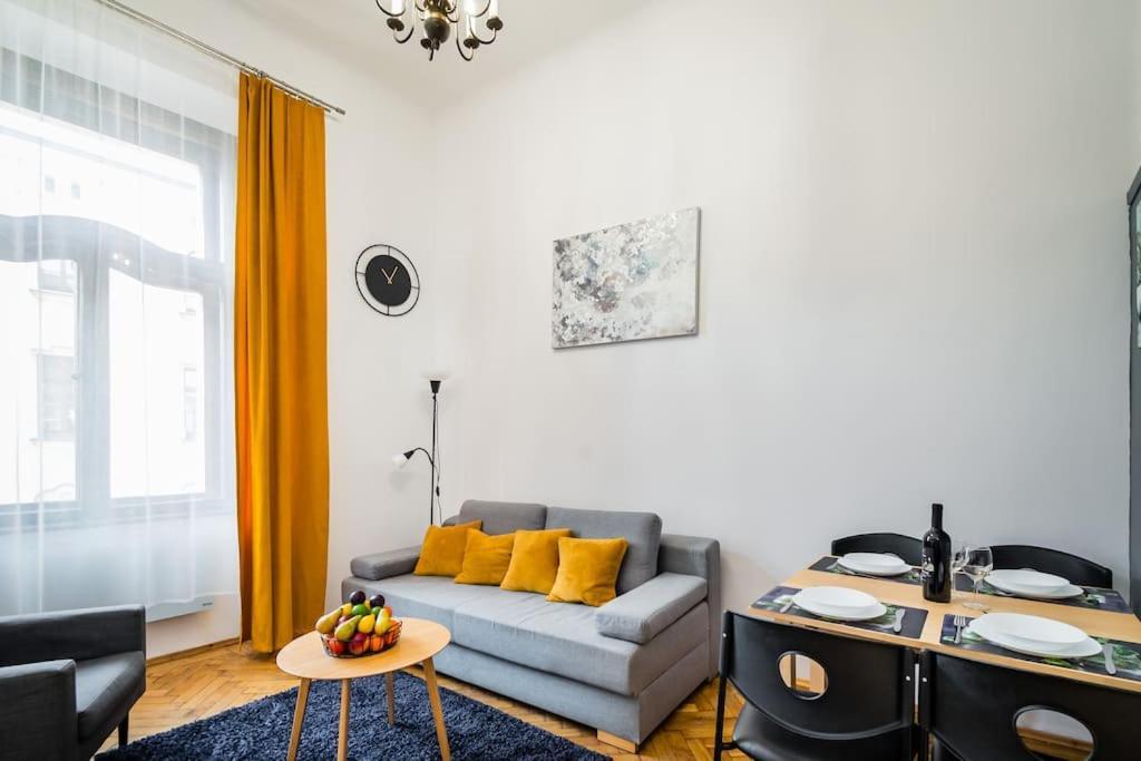 Royal City Apartment 40 M2 Krakau Buitenkant foto